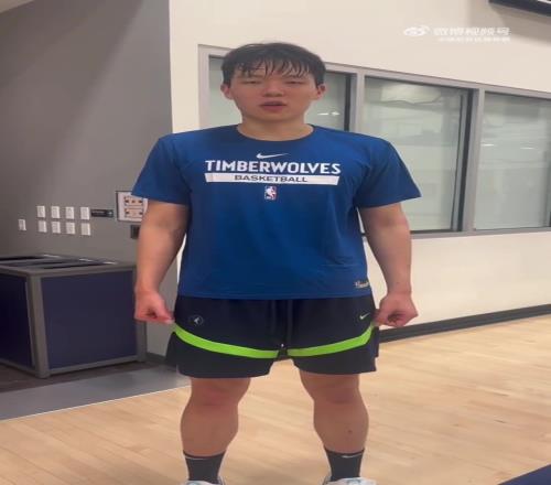 森林狼试训杨瀚森，但是给小杨的训练T恤是不是小了一号