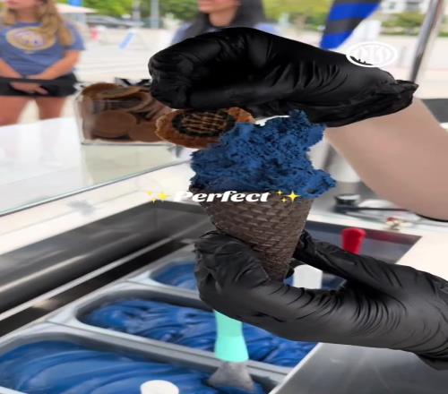 直流口水！网友：真想尝尝蓝黑冰淇淋究竟有多美味