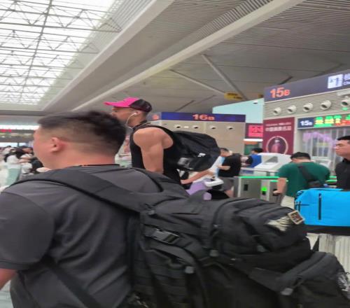 学成下山！文班从河南启程，车站里一览众山小