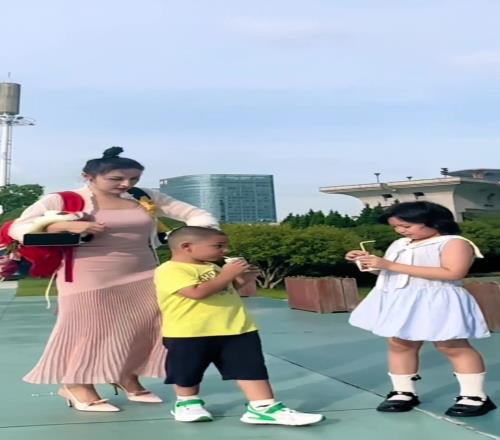 离婚了西热妻子晒视频：从今天开始我将正式独自带两个孩子
