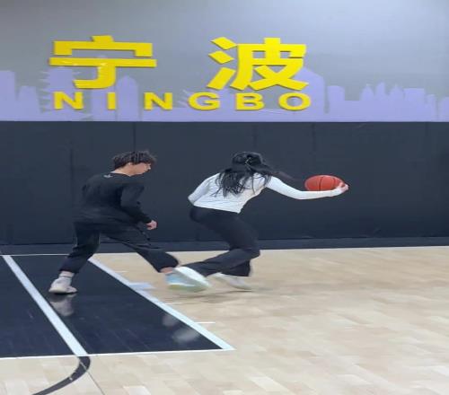 小伙子不敢上身体，那肘姐可是球球都进啊