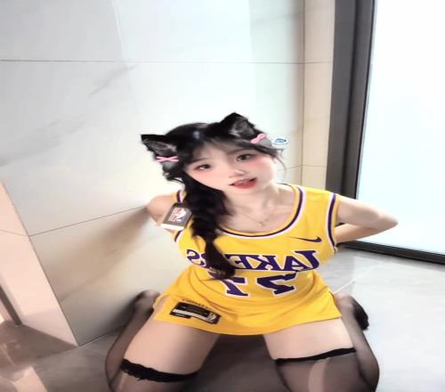 身材顶级美女博主“宝贝77”的湖人东契奇签名球衣到了