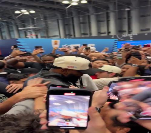 NBA流量担当！詹姆斯参加活动被球迷团团围住根本走不动