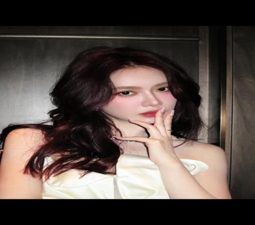 美娜晒视频：今天不是53，是35了