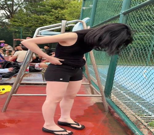 女球员展示如何在场边不走光换球衣