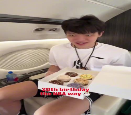 生日快乐！杨瀚森在去往波特兰飞机上开拓者官方为他庆生