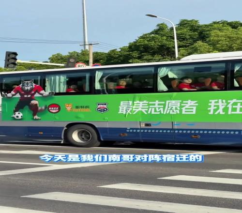 国安女门将现场观看苏超比赛，今天好漂亮啊美翻了