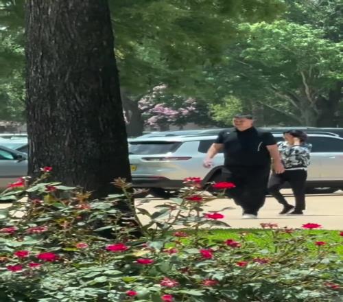 姚明一家抵达休斯顿，依然霸气侧漏