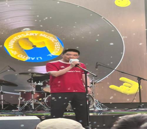 红魔球迷！理想汽车十周年庆典上，CEO李想身穿曼联球衣唱歌