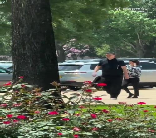 据说女儿姚沁蕾已经1米9！姚明带着女儿出现在街头，这大长腿！