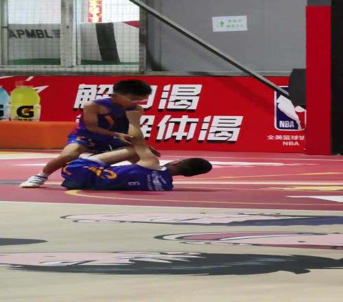 好家伙！这年龄段的篮球也这么铁血了