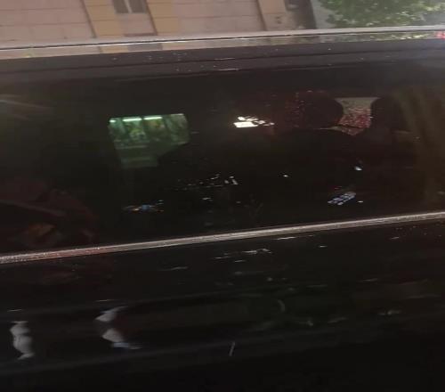 小小年纪已是很多中国孩子的偶像！亚马尔球迷偶遇乘车的亚马尔