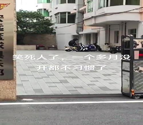 夏联在湖人大放异彩！贝兹利在中国时，骑电动车险些失控！