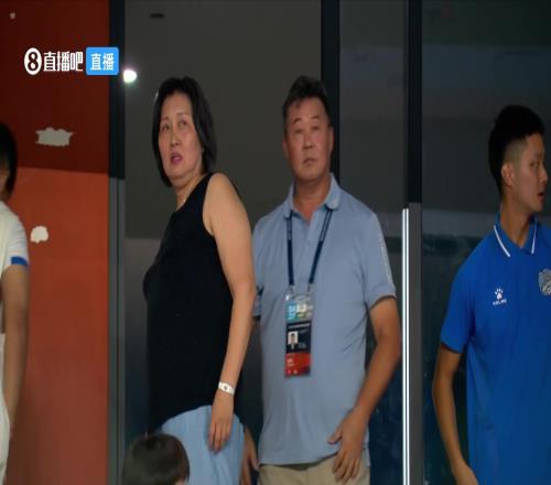 中甲赛场，深圳补时读秒绝平被吹，疑似引发看台一名球迷强烈不满