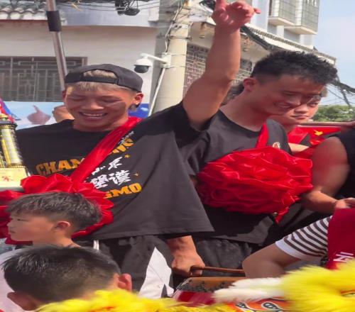 太有氛围了！紫云县队，两连冠游街活动！