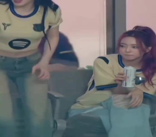 差盘花生米！韩国女团ITZY美女边喝啤酒边看巴萨比赛