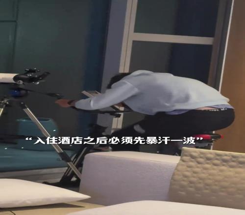 里夫斯已抵达厦门，期待明天与粉丝见面！