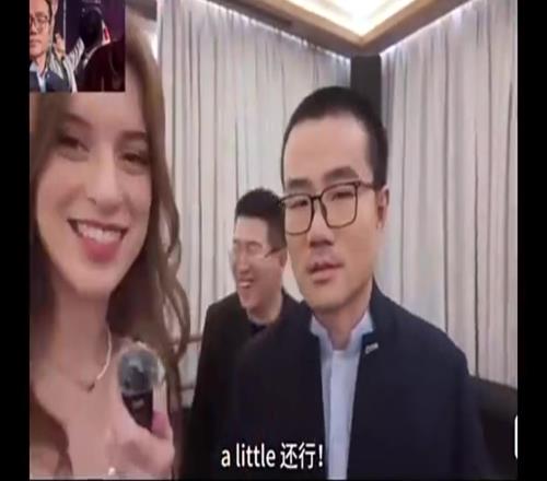 笑死！徐静雨在国外美女主持面前，大秀东北塑料英语