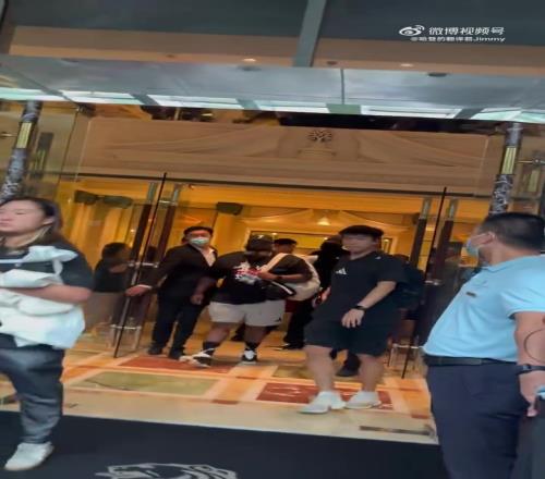 致敬威少哈登抵达中国，一身唐装出镜，身前的保安太熟悉了！