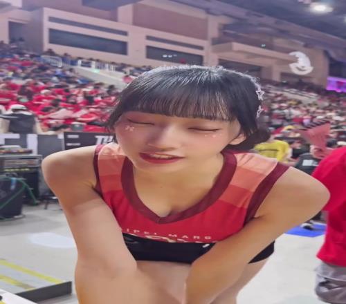 中国台湾啦啦队场边可爱对话：明明来看其他女生，还说是来看我的