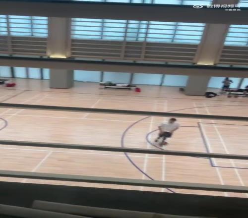 肚子似乎有点大啊！哈登来到中国也不忘训练，被球迷拍下来了