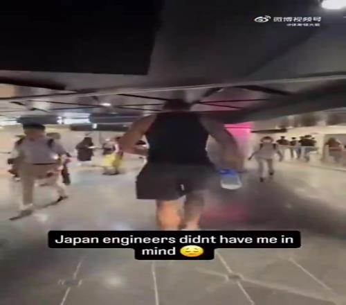日本的天花板好像对海王不太友好，猫着腰才能过去