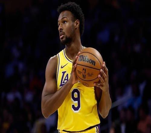 相比于湖人其他替补球员，布朗尼的表现甚至可能还算得上不错了