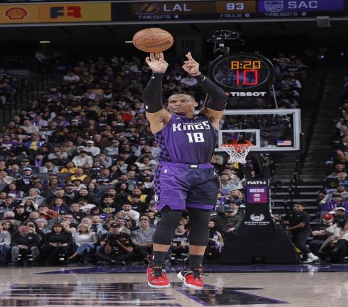 今天不铁，威斯布鲁克全场16投8中&三分8中4，拿下22分7助攻