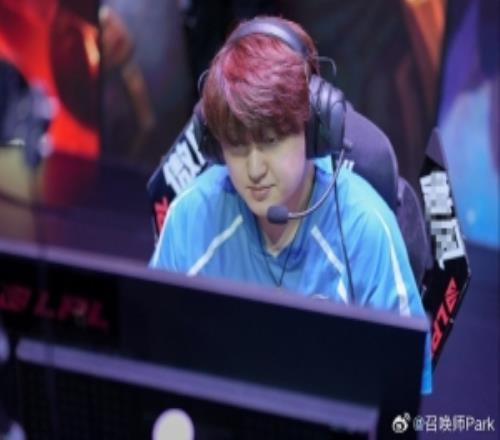 爆料人：接着竞拍Xqw1xnSoloKill等六位选手AL参与了1xn的竞拍