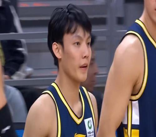 广东5分险胜深圳！徐杰抛投杀死比赛，三外援砍65分，胡明轩仅3分