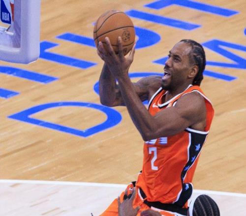 55分后45分，伦纳德打疯了，打成联盟第一，给他1.5亿是有原因的