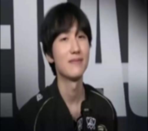 S15赛事采访Peanut：对十年前的自己说不要放弃，努力往前走