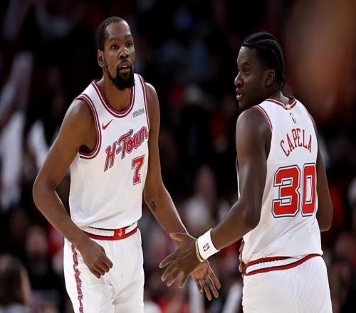 明明场上效果相当不错，但火箭还是没有给替补中锋更多表现机会