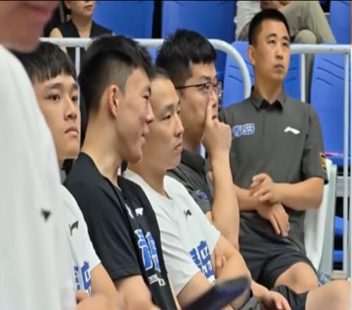 2400万抢不到一个场均5.7分的球员，球迷：CBA论业余是职业的