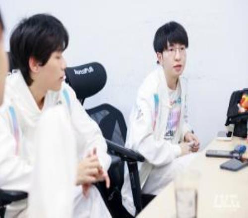 真的一点用没有！ELK霞整场0人头，ON洛疯狂死，BLG下路狂送111