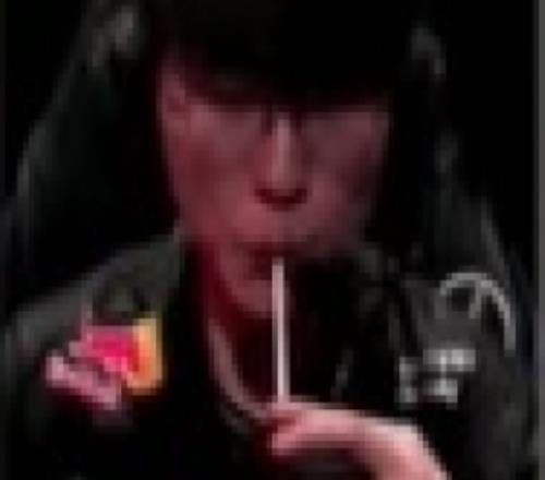 这把被Bdd对位差距了！Faker第二局使用塞拉斯打出375的战绩