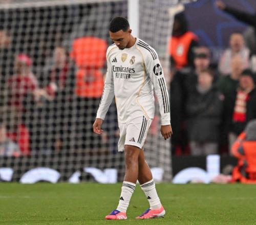 欧冠复仇之夜：皇马飞翼出场6万人狂嘘！球迷拉横幅嘲讽