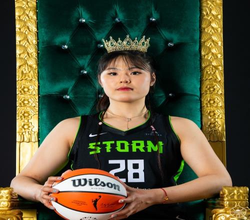 美艳女皇范！WNBA西雅图风暴官媒分享李月汝美照