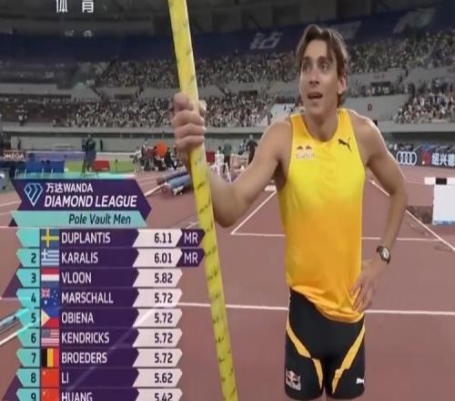 太轻松了！杜普兰蒂斯6米11，刷新长三角钻石赛男子撑竿跳纪录