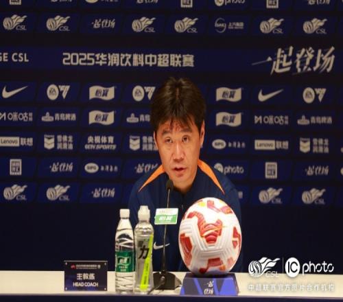 李霄鹏：所有的队员比赛状态没有问题希望明天能够集中精力