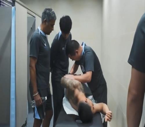 媒体人：申花客战梅州赛前，李可在更衣室俯身拿球鞋扭伤腰部
