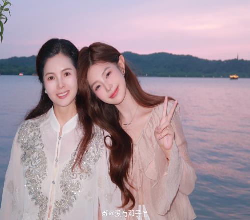 一模一样！Meiko女友晒照：爱人如养花最好的花匠是妈妈