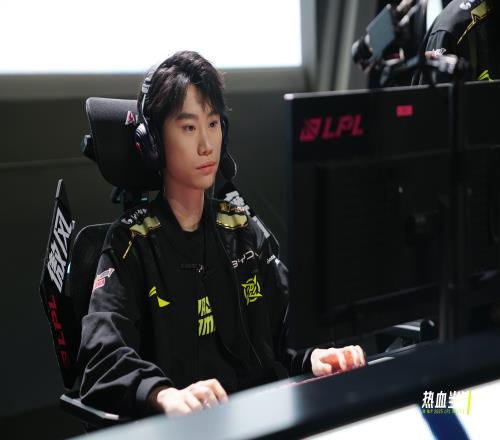 暴打老东家！Doinb首局被5BAN中单阿卡丽61次局维克托41展现完美状态