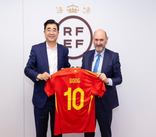 加强合作！足协主席宋凯造访西班牙，与西足协主席卢桑合影留念