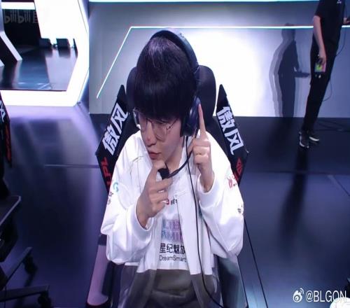 怎么给国王整成小丑了！On分享Elk红鼻子照片并配文：