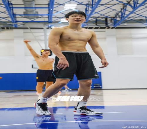 花落谁家杨瀚森联合试训体测数据：裸足身高2米16手掌第二大