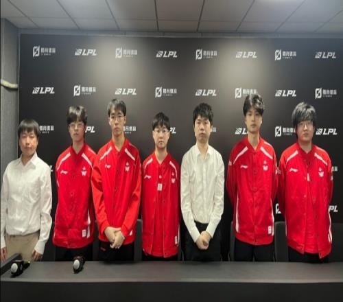 WE赛后群访教练：TT换人后磨合的可以了尽量给我们选舒服的阵容