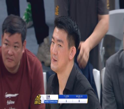 节目效果杰曼卡尔顿互相纠缠拉拽裁判不管王博抱怨吃T！