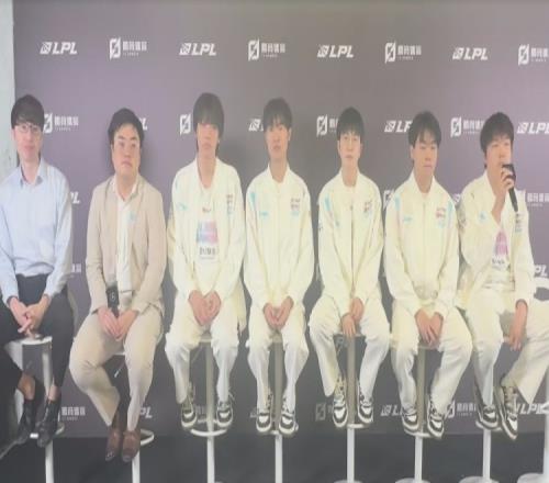 BLG赛后群访教练赛程中肯定会遇到困难关键是齐心协力一起解决