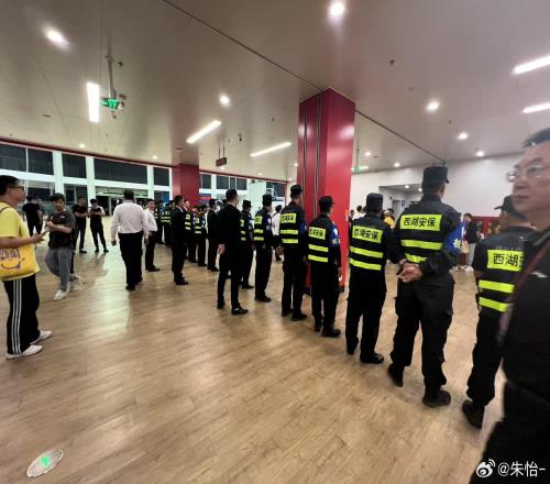 冷静！广厦球迷堵门北京更衣室怒骂CNM并发生肢体冲突！